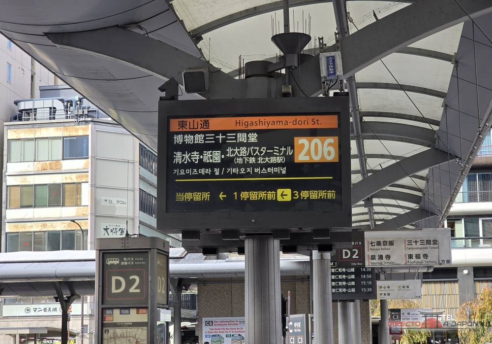 Panel luminoso de la parada D2 de la estación de Kioto con la línea de autobús 206 y el destino Kiyomizu-dera y Gion.