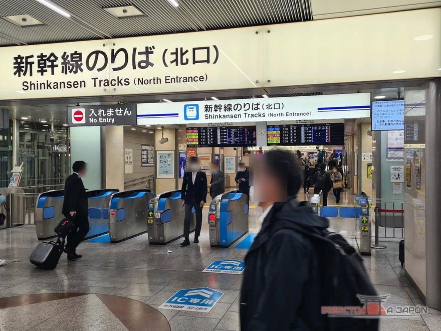 Torniquetes de acceso al andén del shinkansen, bajo el cartel «Shinkansen Tracks», con marcas en el suelo para la tarjeta IC.
