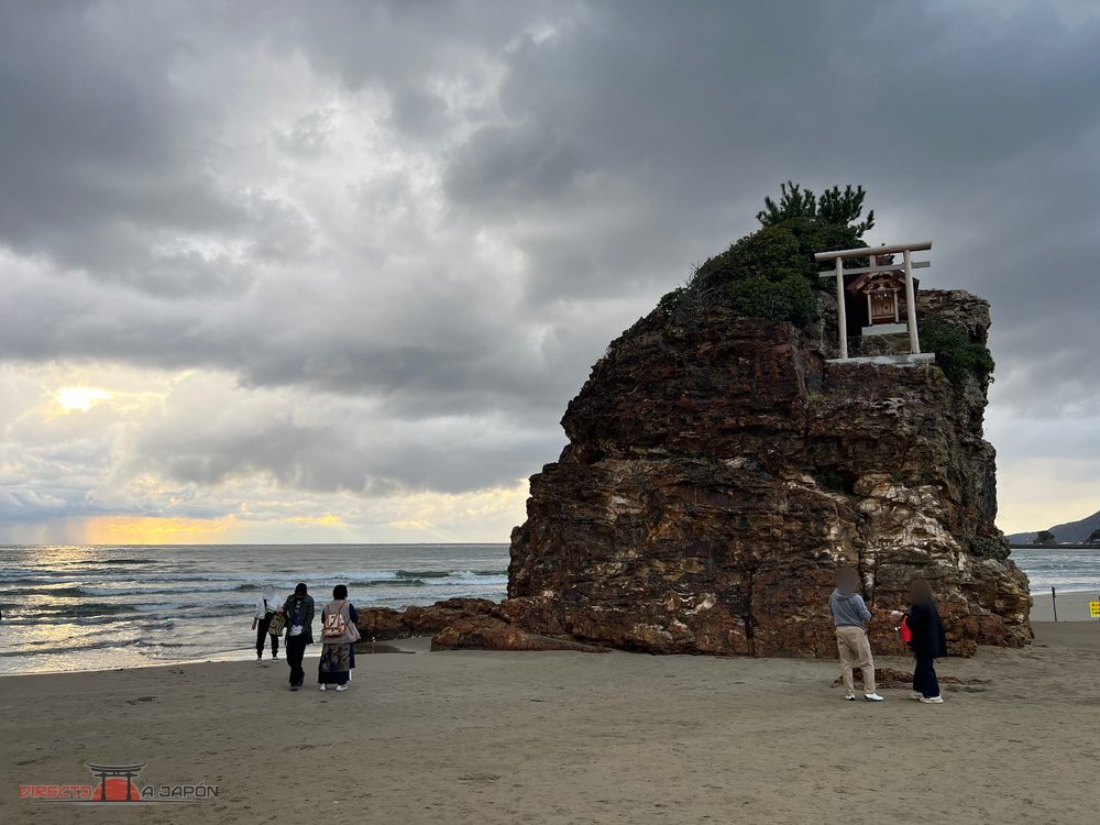 Bentenjima con un pequeño santuario y torii sobre la roca en la playa de Inasa no Hama