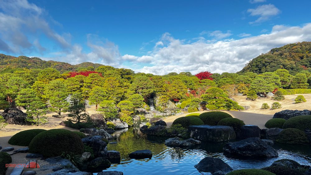 Jardín del Museo de Arte Adachi con estanque, rocas y árboles