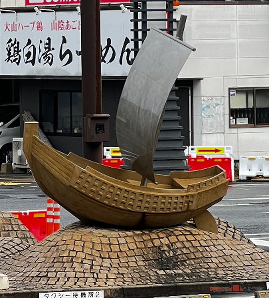 Monumento a los barcos Kitamaebune delante de la estación JR Yasugi