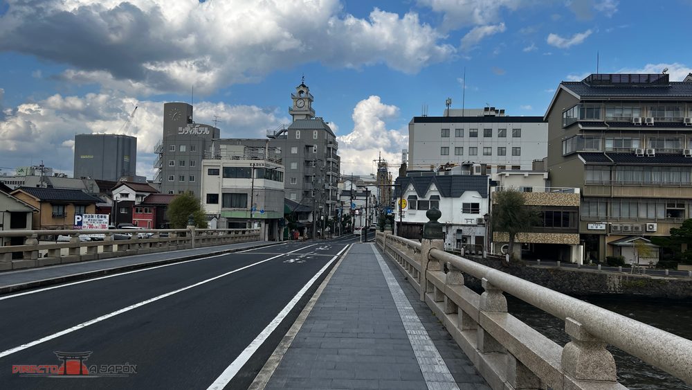 Puente de Matsue en el paseo hacia el castillo