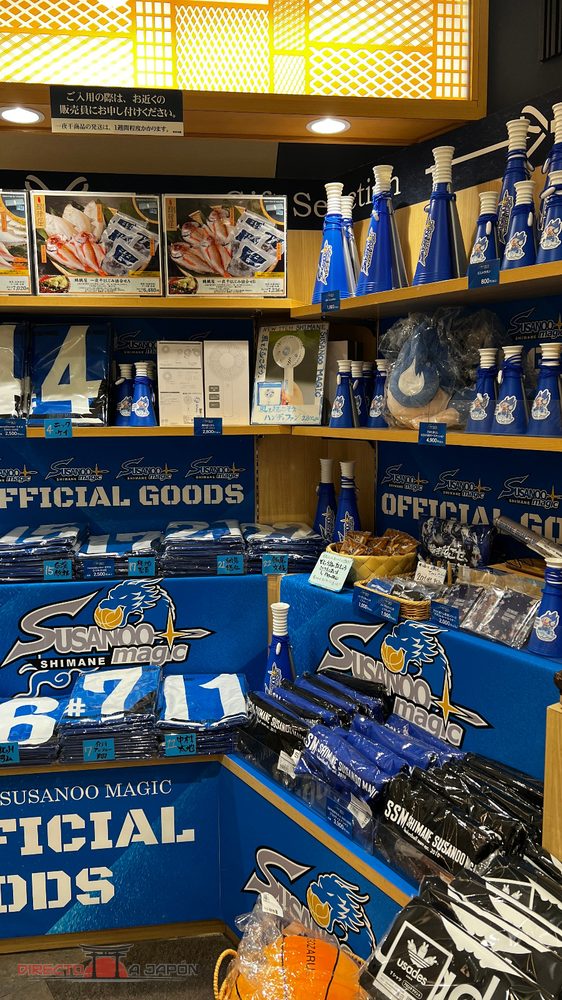 Expositor con productos del equipo de baloncesto Shimane Susanoo Magic