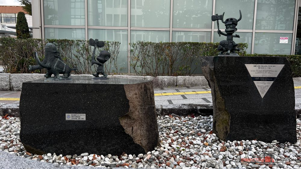 Figuras de Hajime Ningen Gyatoruz delante de la estación de Matsue