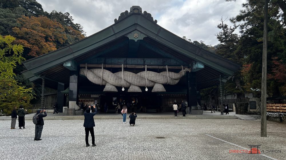 Kaguraden de Izumo Taisha con su gran shimenawa de paja sobre la entrada