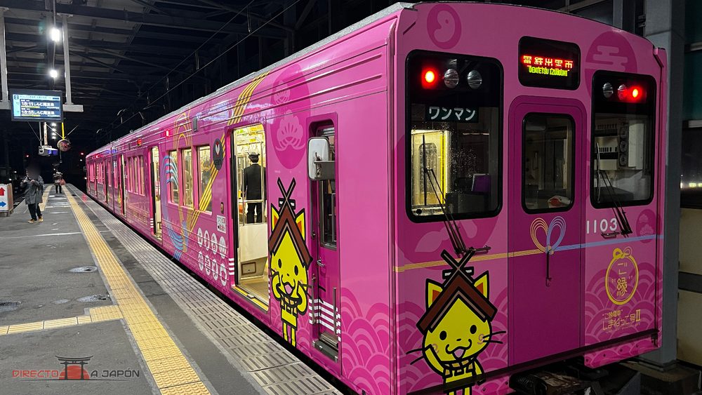 Tren rosa de Ichibata decorado con Shimanekko en una estación de Izumo
