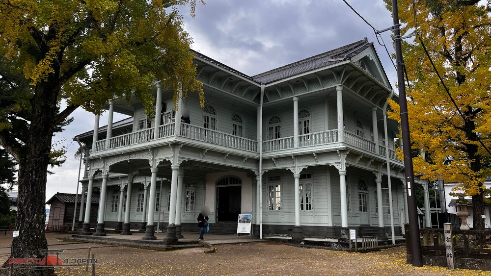 Fachada de Kounkaku, edificio occidental de madera en el castillo de Matsue
