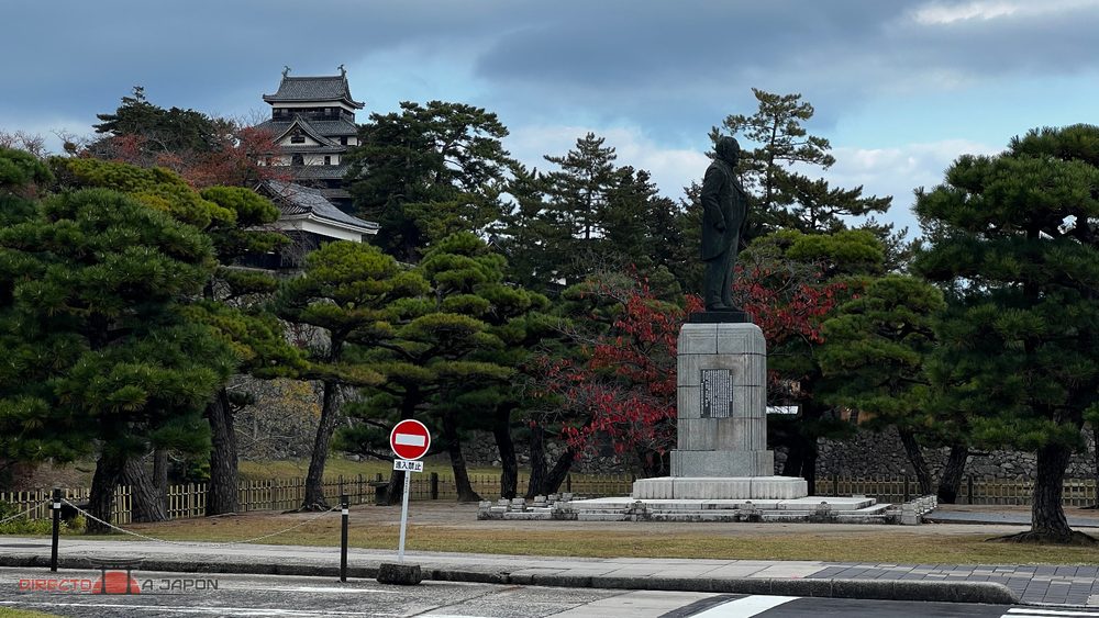 Estatua de Kishi Seiichi con el castillo de Matsue al fondo
