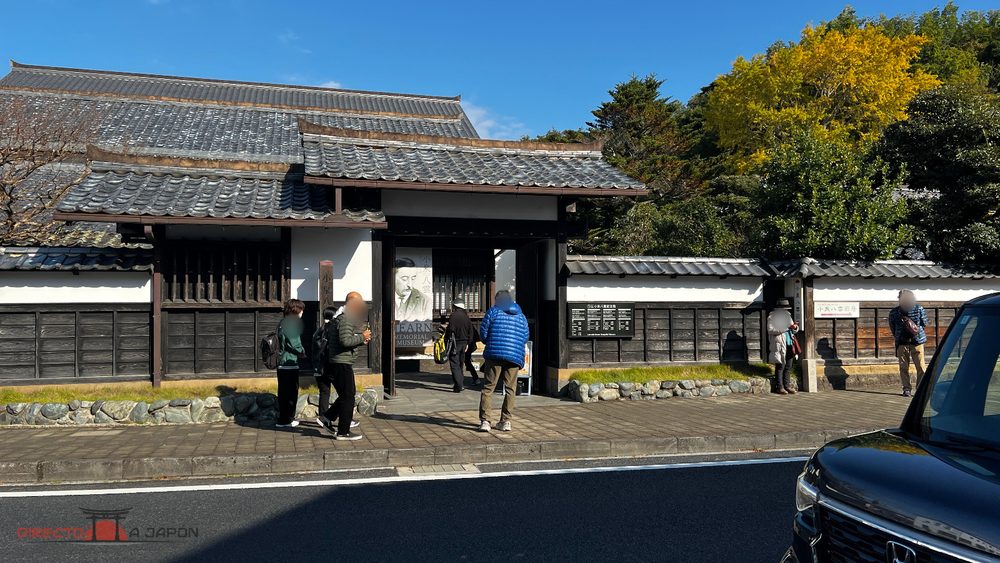 Puerta del museo Lafcadio Hearn y cartel de su antigua casa en Matsue