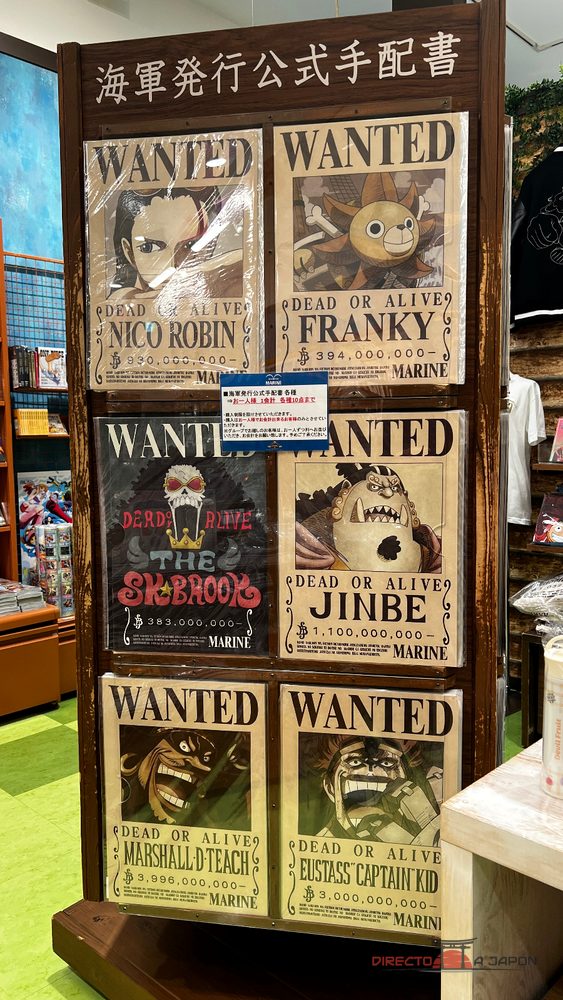 Panel de carteles WANTED de One Piece en una Mugiwara Store