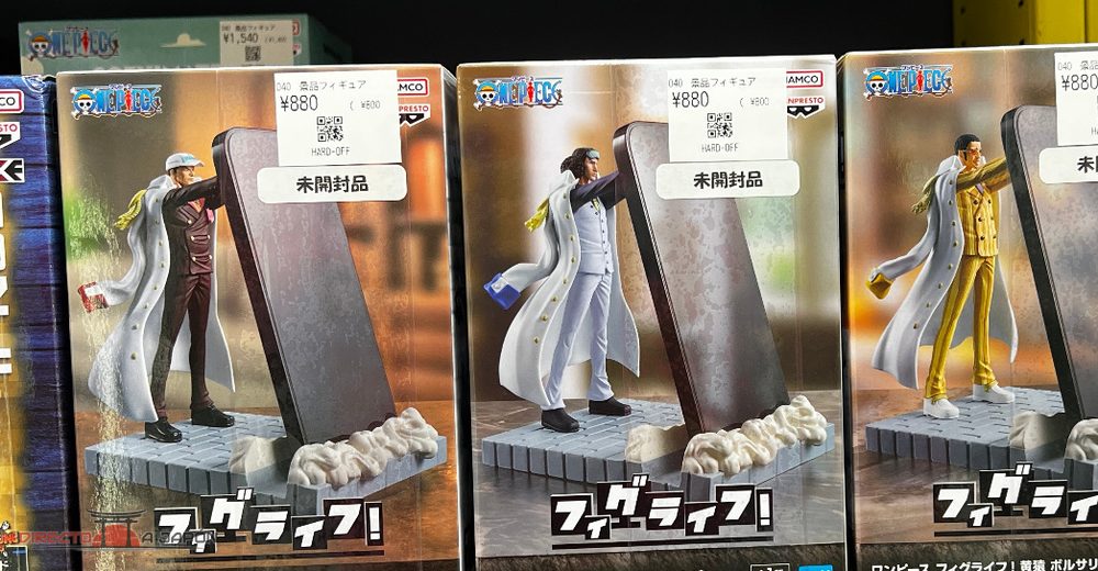 Cajas de figuras de One Piece con etiquetas HARD OFF y aviso japonés de artículo sin abrir