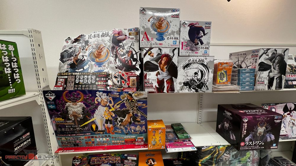 Estantería con expositores y premios de varias colecciones de Ichiban Kuji de One Piece