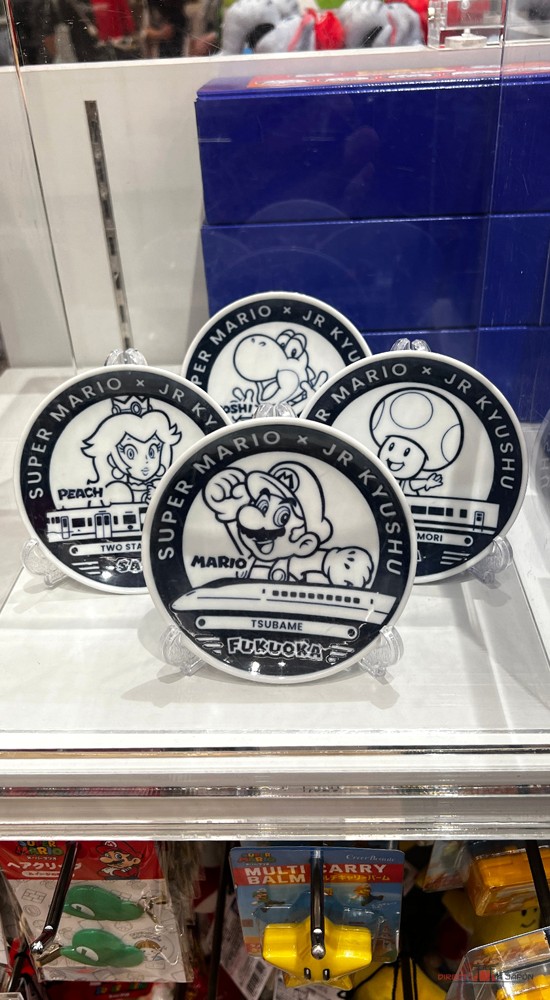 Platos de la colaboración Super Mario y JR Kyushu fotografiados en Nintendo Tokyo