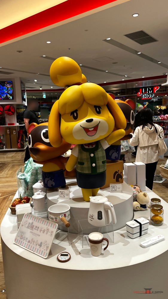 Expositor de Animal Crossing con Canela y objetos para casa en Nintendo Tokyo
