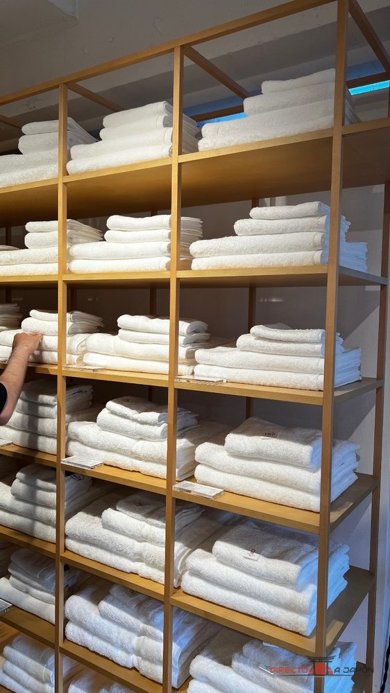 Estantería con toallas blancas en la tienda oficial de Imabari Towel en Minami-Aoyama