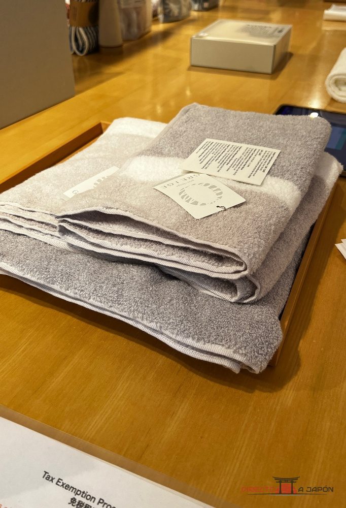 Las dos toallas Kontex de color gris claro con una franja blanca que compramos