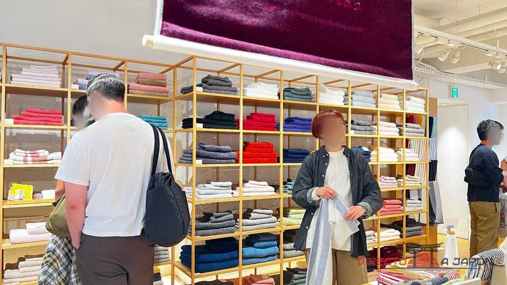 Estanterías con toallas de varios colores en la tienda Imabari Towel Minami-Aoyama