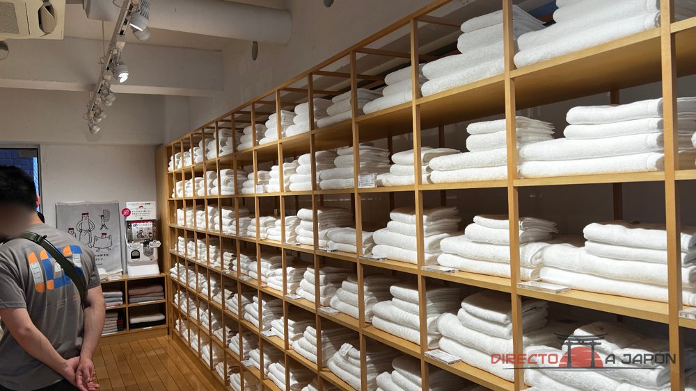 Interior de la tienda Imabari Towel de Aoyama durante una promoción de Kontex