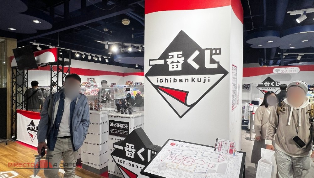 Interior de una tienda con el logo de Ichiban Kuji y vitrinas de premios