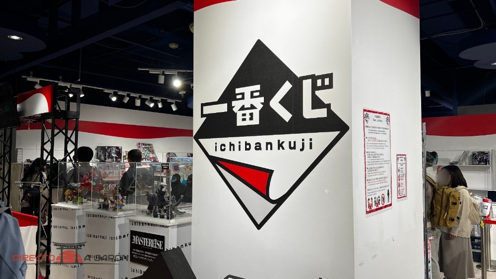 Vitrinas de figuras MASTERLISE junto al logo de Ichiban Kuji