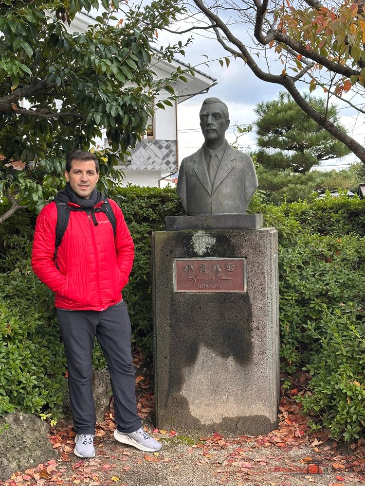 Edu junto al busto de Koizumi Yakumo