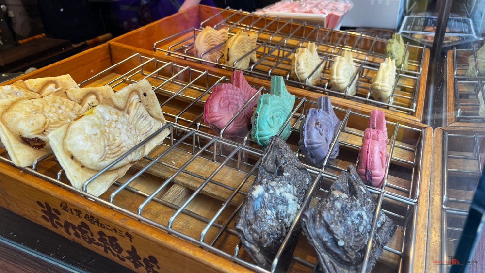 Taiyaki de varios colores y versiones de hojaldre en una vitrina de Komachi-dori, Kamakura