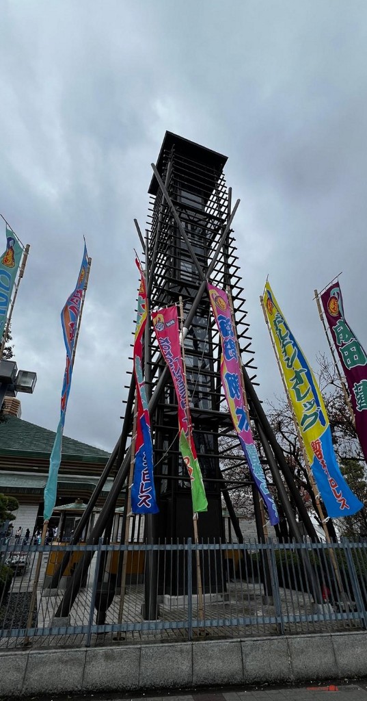 Torre yagura del Kokugikan con banderas de New Japan Pro-Wrestling