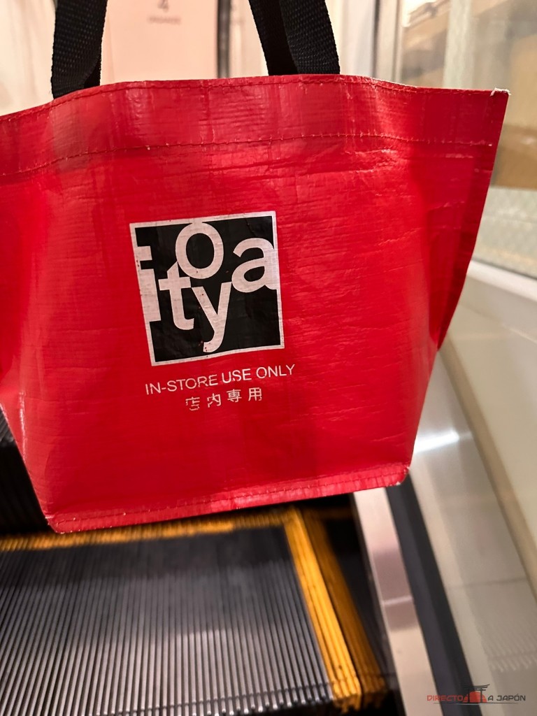La cesta roja para usar dentro de la tienda, con su aviso de uso interno.