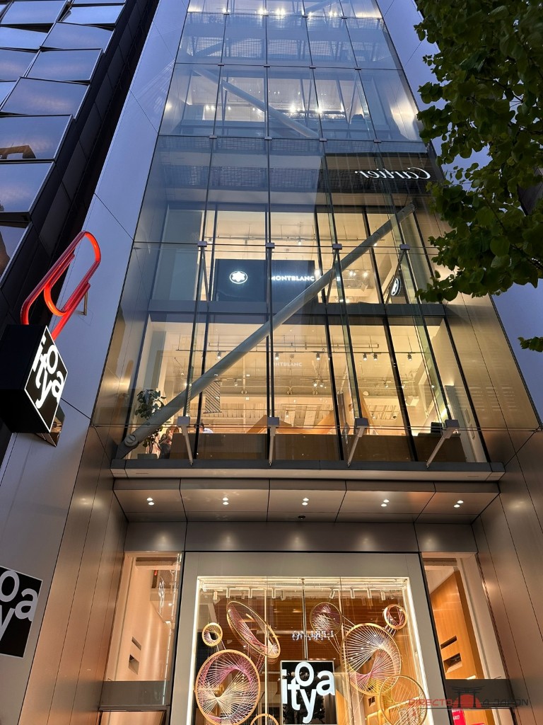 El clip rojo y la fachada de G.Itoya, en la avenida de Ginza.