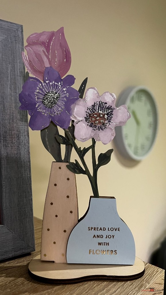 El adorno de flores que compró Elena en Itoya. También se llevó una postal de sakura.