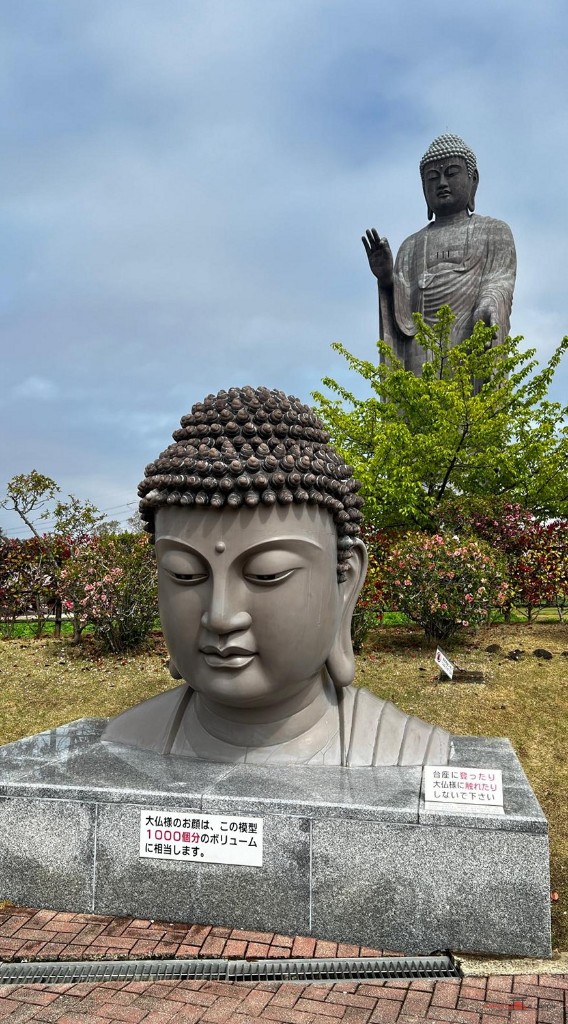 Modelo de la cabeza frente al Gran Buda de Ushiku