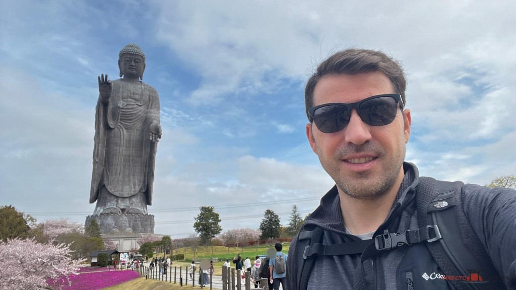 Edu junto al Gran Buda durante el sakura