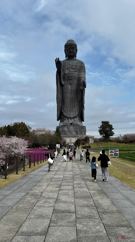 Camino de acceso y Gran Buda de Ushiku