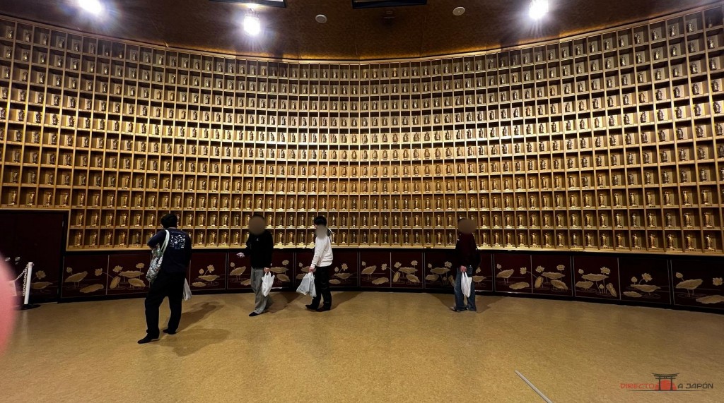 Sala dorada con pequeñas figuras de Buda
