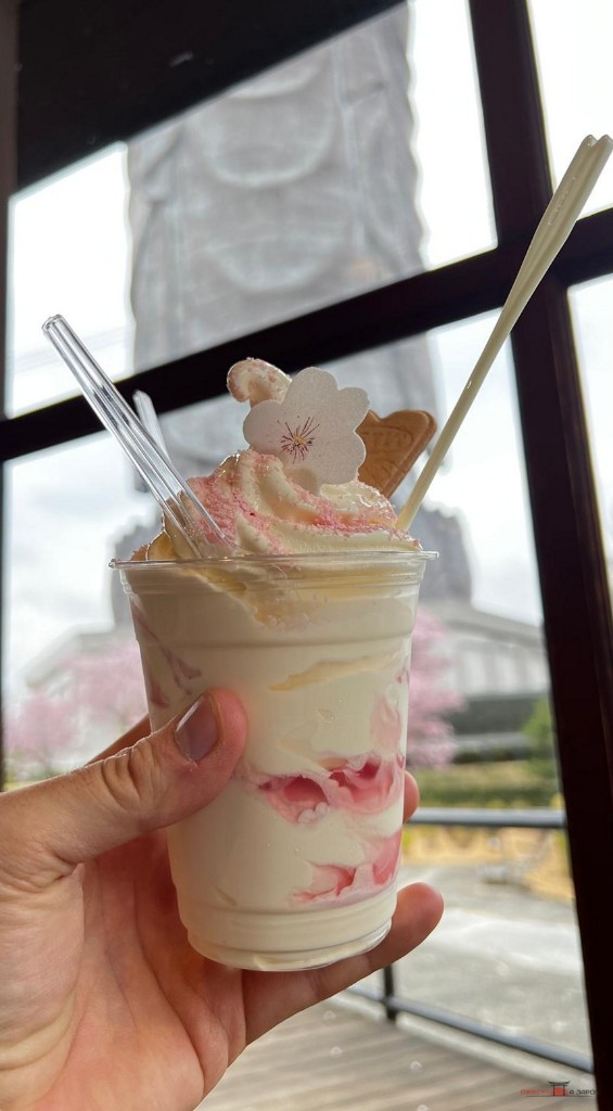 Helado decorado con una flor de sakura