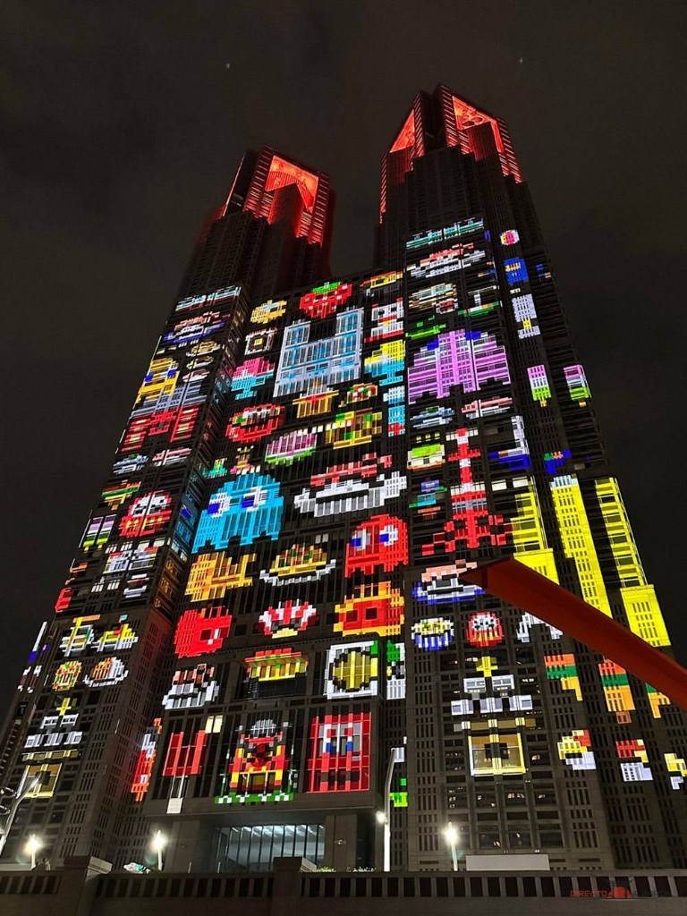 Mosaico de iconos pixelados proyectado en la fachada del Tochō