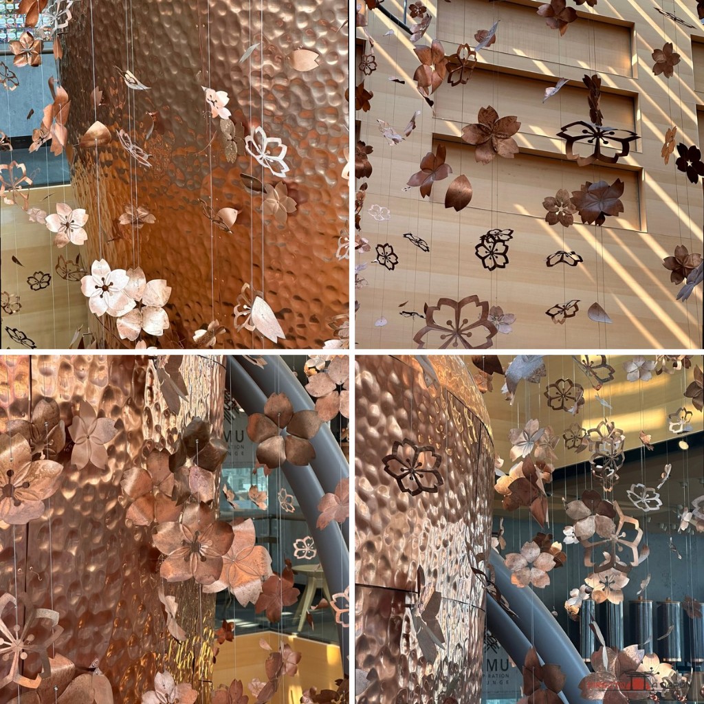 Detalles del cask de cobre y flores colgantes del Roastery