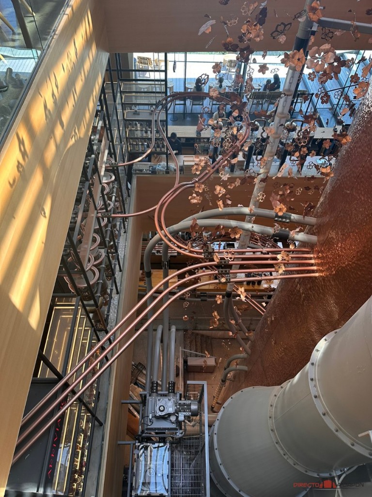Vista desde arriba de las tuberías y el cask del Roastery