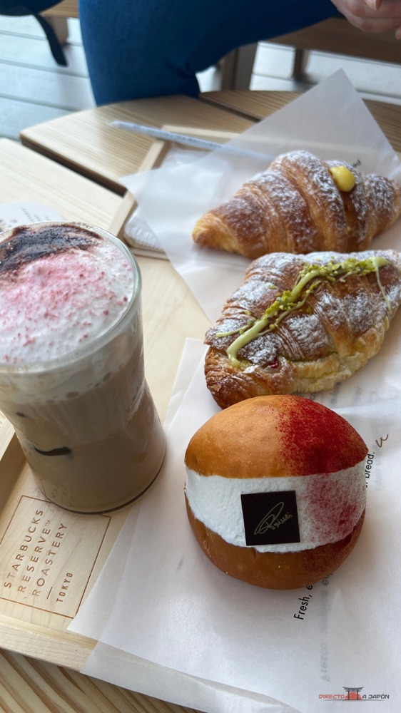 Bandeja de desayuno con bollería y una bebida en la terraza del Roastery