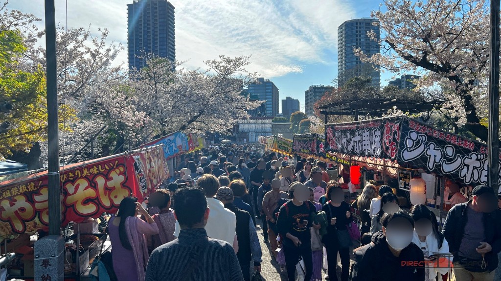 Puestos de comida durante el festival de sakura de Ueno.