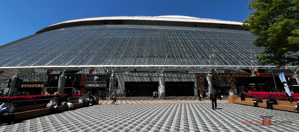 El exterior del Tokyo Dome durante nuestro paseo de abril de 2026.
