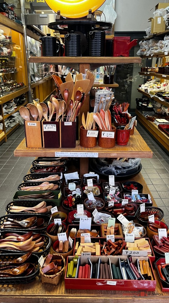 Cucharas, espátulas, palillos y otros utensilios en una de las tiendas de Kappabashi.