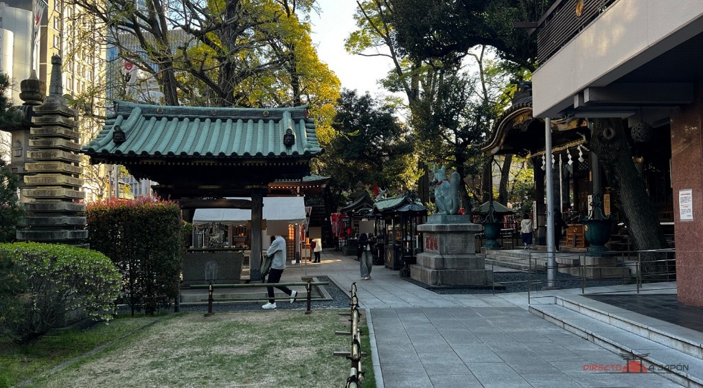 El recinto de Toyokawa Inari Tokyo Betsuin durante nuestra visita de abril de 2026.