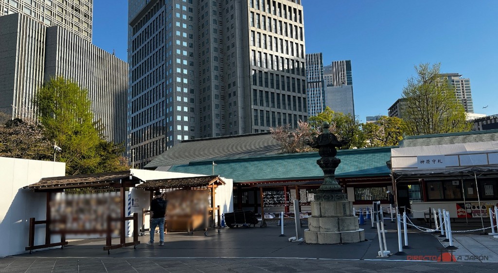 El patio de Hie y las vallas de las obras que encontramos en abril de 2026.