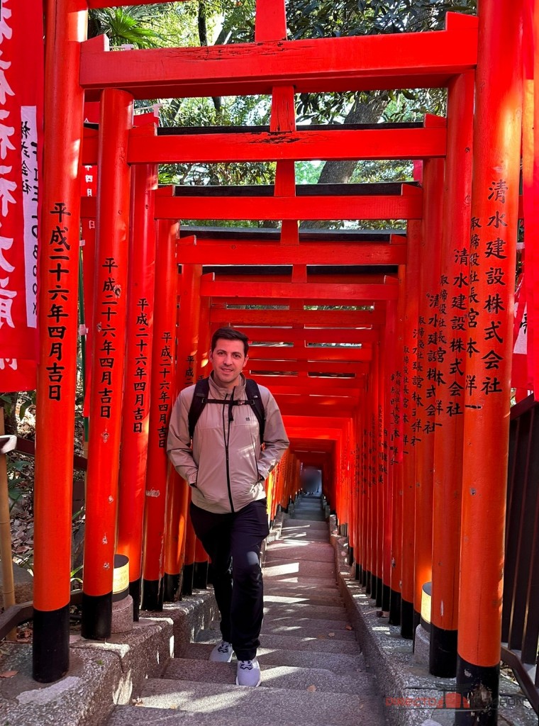 Edu en la escalera de torii del santuario Hie.
