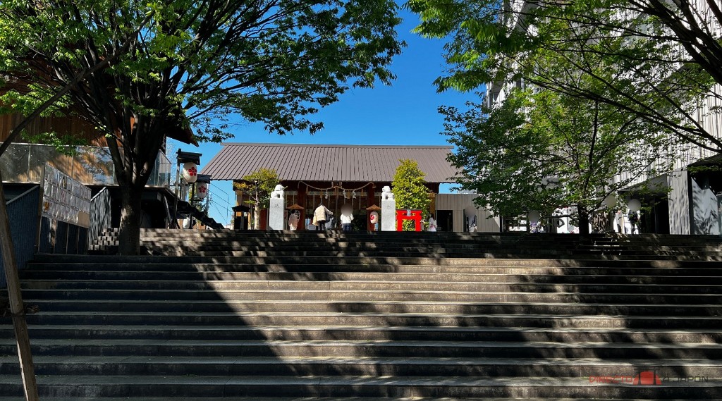 Escalinata y fachada contemporánea del santuario Akagi vistas desde la calle