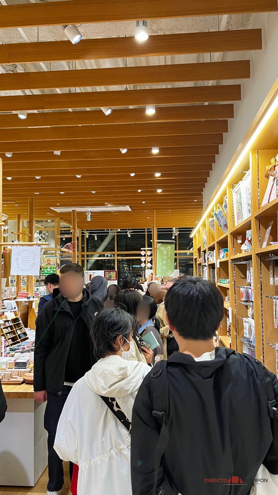 El interior de G.Itoya durante nuestra visita: muchas plantas, pero poco espacio cuando se llena.