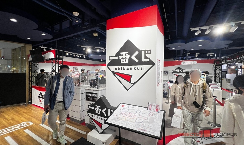 Interior de una tienda con el logo de Ichiban Kuji y vitrinas de premios