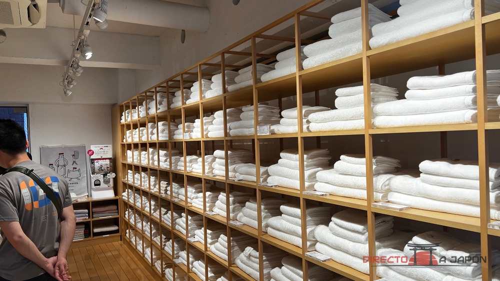 Interior de la tienda Imabari Towel de Aoyama durante una promoción de Kontex