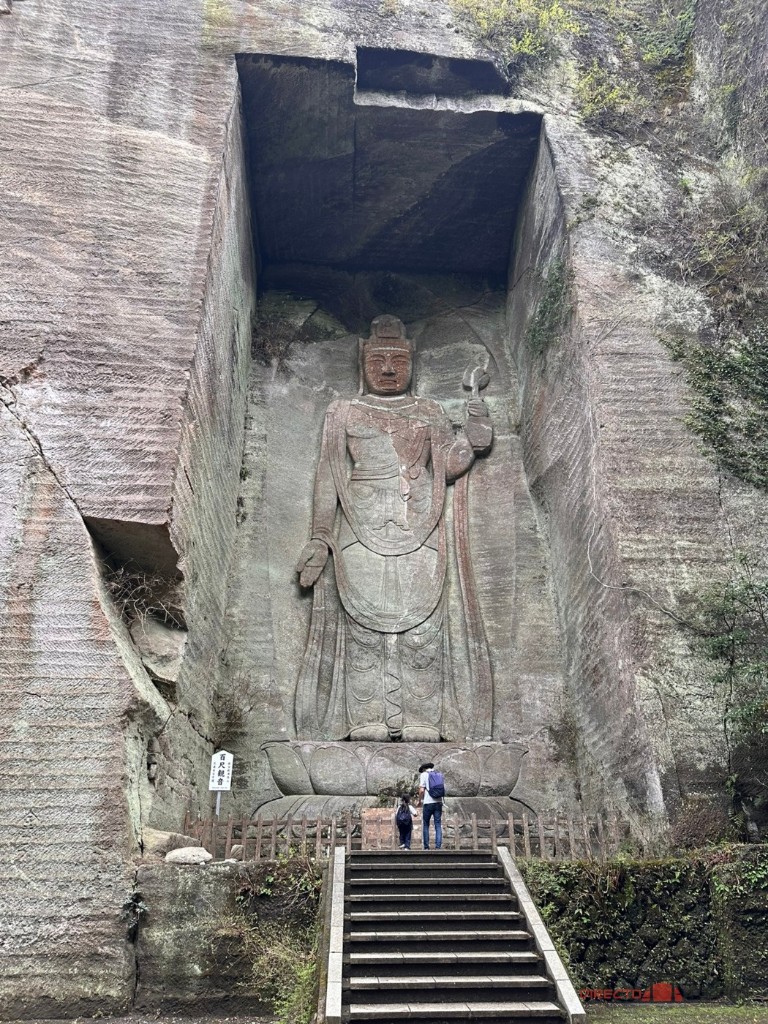 Kannon tallado en la pared de roca